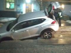 В Харькове на Лермонтовской Hyundai Tucson провалился в яму