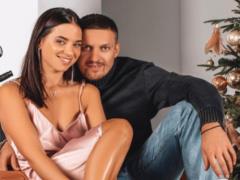 В коротком платье с декольте: жена Усика поделилась соблазнительными новогодними снимками