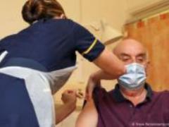 Великобритания первой в мире начала прививки вакциной AstraZeneca