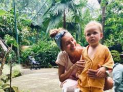 Regina Todorenko showed how she fed lemurs with her two-year-old son