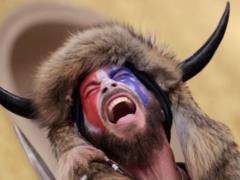 Участнику захвата Капитолия  Шаману QAnon  предъявлены обвинения
