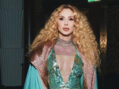 Длинноногая Светлана Лобода попозировала с мамой на траве в бикини