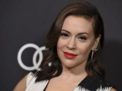 48-year-old Alyssa Milano showed up with gray hair