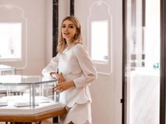  Очень горячо : жена футболиста Зинченко похвасталась длинными ногами в коротеньком платье