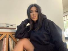 Неузнаваемая Кортни Кардашян показалась 15-летней в розовом бикини