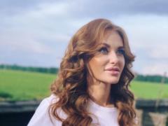 Слава из  НеАнгелов  эротично выгнулась на фоне Индийского океана