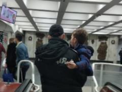 In the Kharkov metro, a child s hand got stuck in an escalator