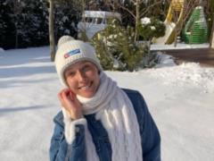 Забавная Екатерина Осадчая без макияжа повалялась в снегу