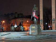 Во Львове облили краской памятник Степану Бандере
