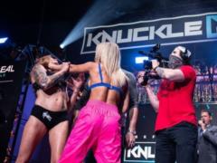 Жарка дуэль взглядов: секс-символ MMA устроила потасовку с соперницей перед боем
