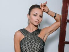 Илона Гвоздева в пиджаке на голое тело пикантно засветила декольте
