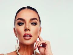Похудевшая Анна Седокова в обтягивающем комбинезоне похвасталась фигурой