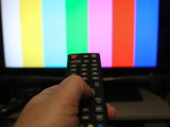 Украинцы разделились в отношении к запрету телеканалов Медведчука, - опрос КМИС