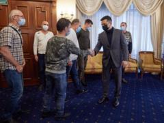 Зеленский встретился с украинскими моряками, освобожденными из пиратского плена