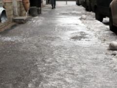 Россиянин поскользнулся на тротуаре и умер