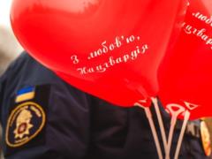 Нацгвардейцы ко Дню Святого Валентина провели в Харькове праздничную акцию