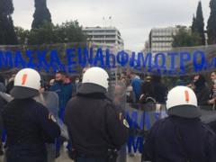 На протестной акции в Афинах полицейских забросали апельсинами