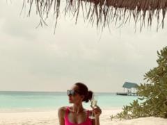 Ostapchuk s wife in a swimsuit boasted tanned buttocks