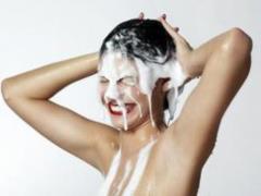 The girl revealed the optimal frequency of shampooing for fast hair growth