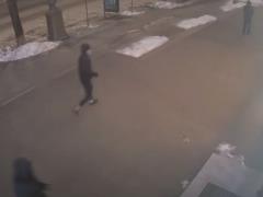 В центре Харькова неизвестные в масках разбили витрины и дверь бутика
