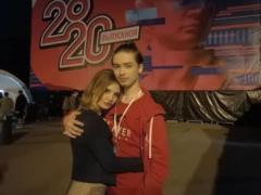18-летний сын Королевой и Тарзана станцевал на пилоне вместе с невестой