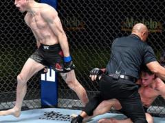 Коленом в полете: боец UFC за минуту  вырубил  соперника жутким ударом