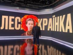 MONATIK искренне прочитал стихотворение Леси Украинки:  І все-таки до тебе думка лине... 