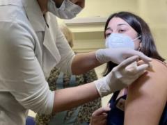 В Харькове первую прививку от COVID сделали врачу, которая не болела коронавирусом