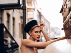 24-летняя Попова из  ВИА Гры  в корсете похвасталась большим бюстом