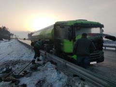 Рятувальники загасили палаючий на трасі бензовоз