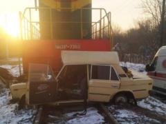 В Виннице на ж/д переезде  Жигули  попали под маневровый тепловоз
