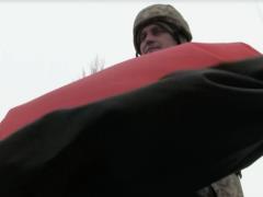 Над Донецком ко Дню украинского добровольца подняли красно-черный флаг