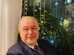 75-year-old Evgeny Petrosyan showed a one-year-old son from a young wife