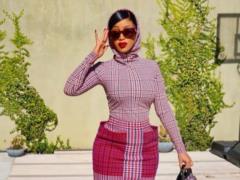Фигуристая Cardi B в металлическом костюме вызвала фурор пышным бюстом и бедрами