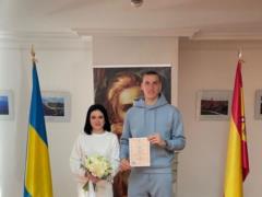 В спортивном костюме и неформальной обстановке: футболист сборной Украины женился на своей подруге