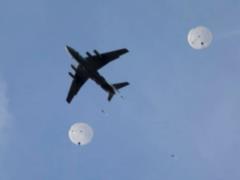 Россия перекинула в Крым сотни военных, самолеты и боевые машины