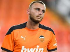 Valencia intends to part with the players of the main squad in order to save