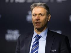 Ван Бастен предложил отменить офсайды