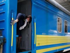  Укрзализныця  обновила информацию о движении поездов в  красной  зоне