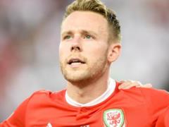 Гантер — первый игрок, сыгравший 100 матчей за сборную Уэльса