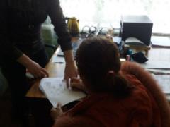 Родила в туалете и выбросила младенца в выгребную яму: горе-матери сообщили о подозрении