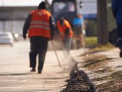 В Харькове чистят дороги после зимы