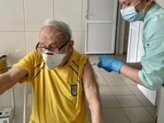 A 97-year-old tennis player was vaccinated in Kharkiv