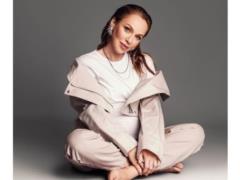 В третий раз беременная Альбина Джанабаева в пижаме показала большой живот