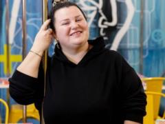 alyona alyona, как Майли Сайрус, прикрыла обнаженную грудь грейпфрутами