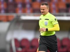 The referee, who took Holand s autograph, was suspended from refereeing in the Romanian Championship