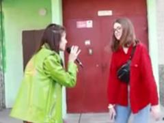 Jerry Heil спела под подъездами фанатов