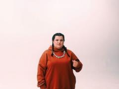 alyona alyona со шваброй в руках повторила игривый образ Каменских
