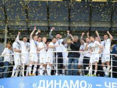 Фото с кубком, танцы в раздевалке и благодарность от фанатов: как  Динамо  праздновало чемпионство