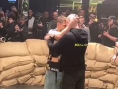 Перед боем на голых кулаках: Беринчик провел дуэль взглядов с  Русским молотом 